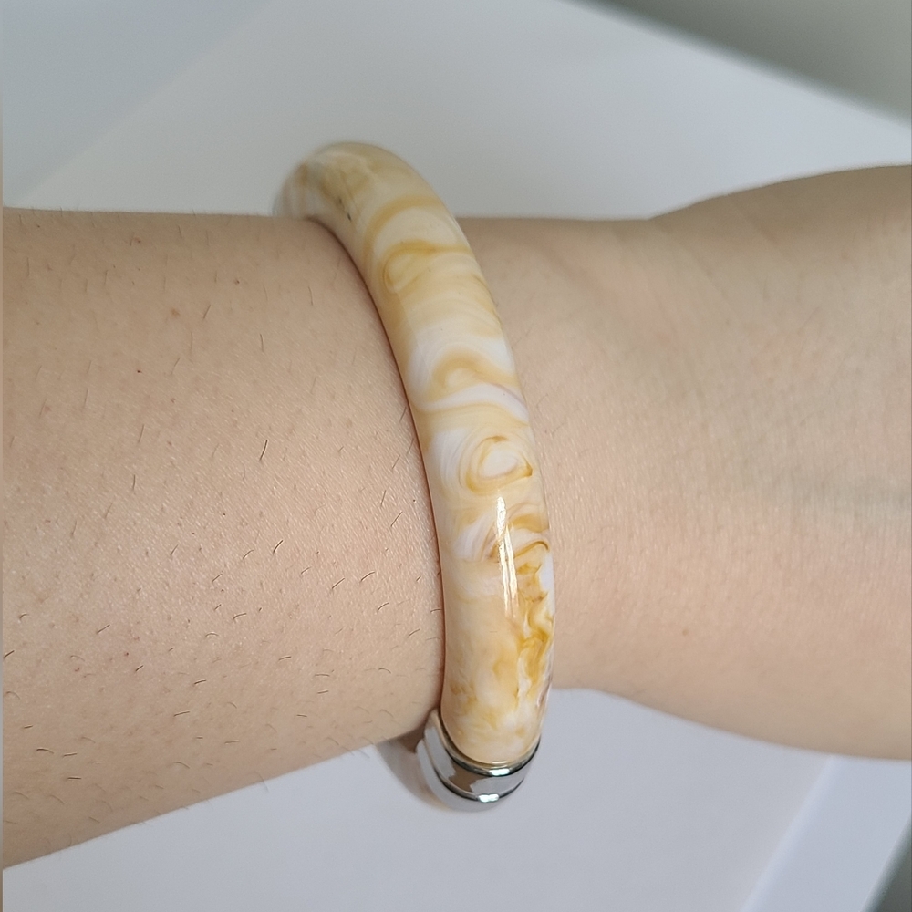 Vintage Boho Cream Chunky Resin Acrylic Hinged Silver Tone Bangle Bracelet - Picture 10 of 13